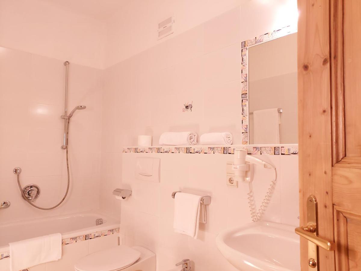 Residence Zum Theater Colle Isarco Bagian luar foto