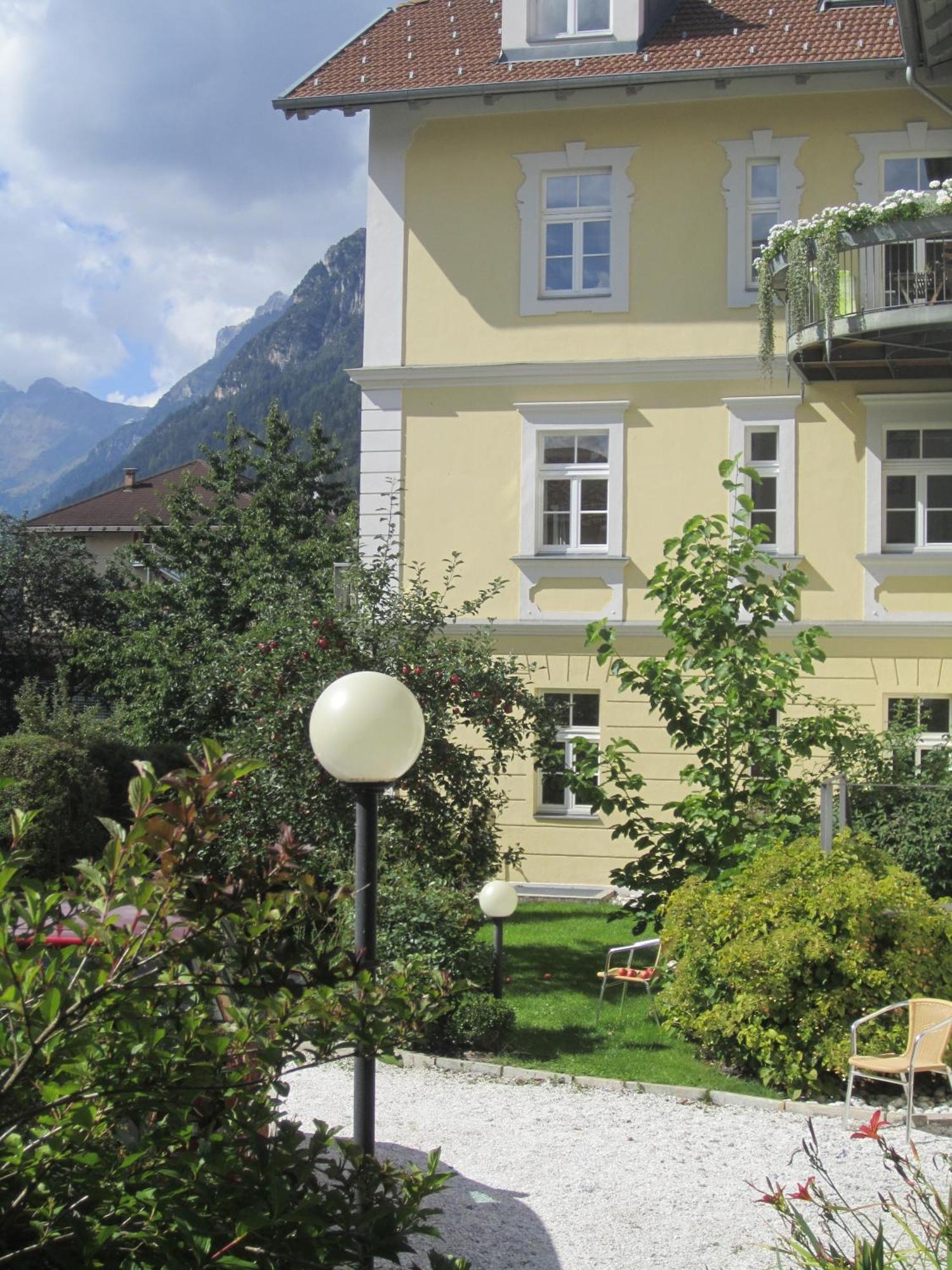 Residence Zum Theater Colle Isarco Bagian luar foto