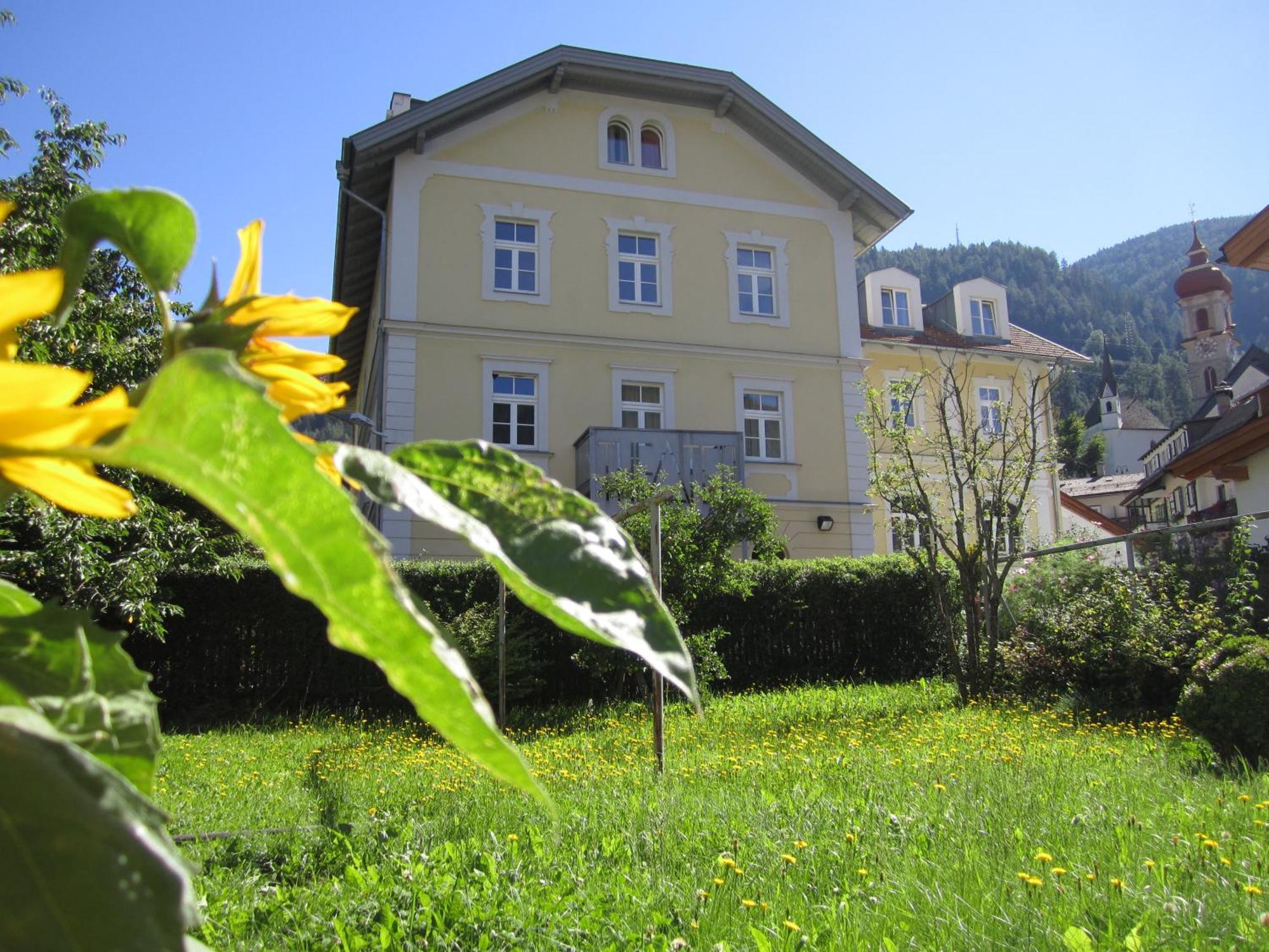 Residence Zum Theater Colle Isarco Bagian luar foto